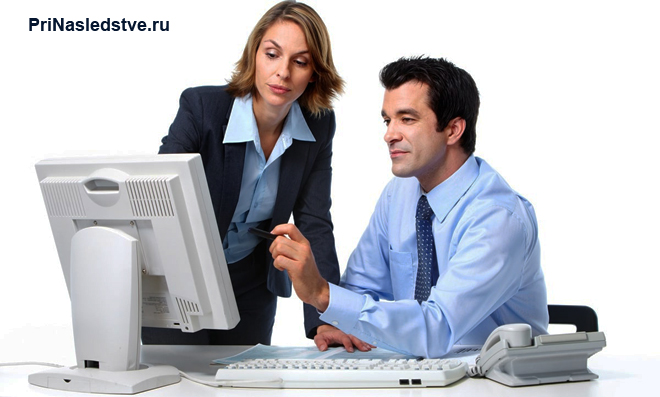 Мужчина и женщина работают за компьютером